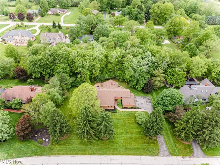2626 Fairwood Drive, Pepper Pike, OH - Photo 2