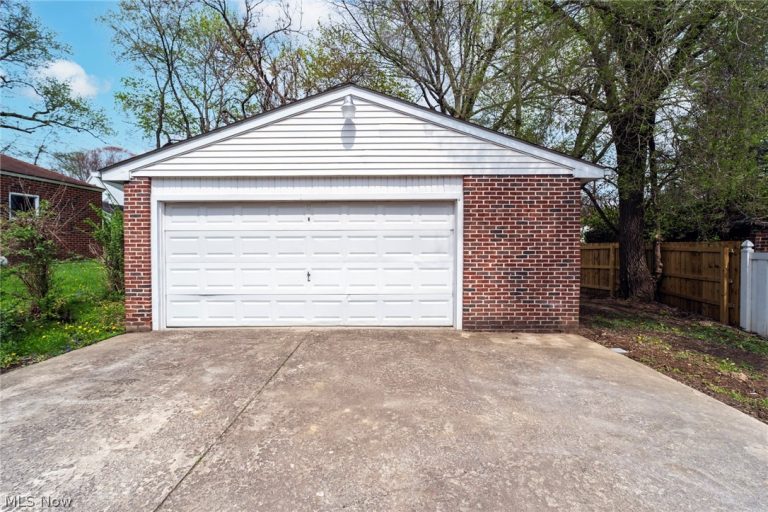 130 Roslyn Drive, Youngstown, OH - Photo 4