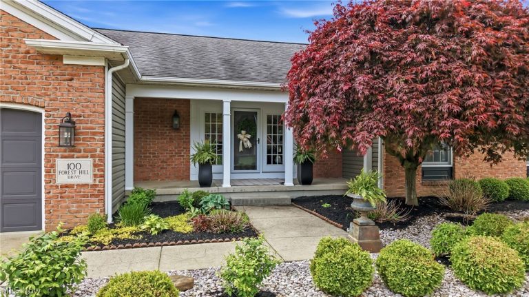 100 Forest Hill Drive, Hubbard, OH - Photo 4
