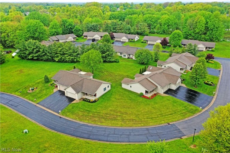 5180 Winthrop Drive, Austintown, OH - Photo 4