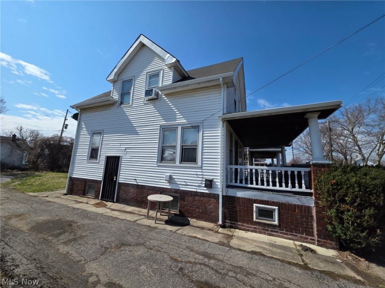 19806 Shawnee Avenue, Cleveland, OH - Photo 4