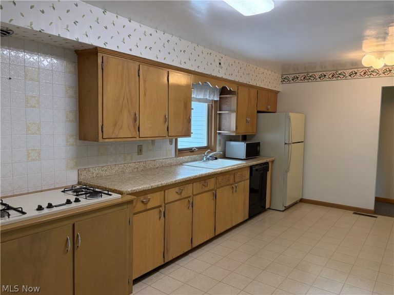2821 Trabar Drive, Willoughby Hills, OH - Photo 3