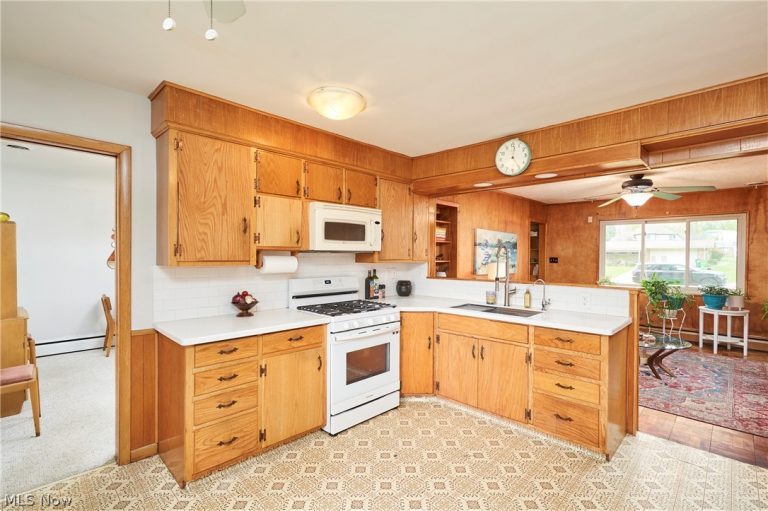 639 Azalea Boulevard, Barberton, OH - Photo 4