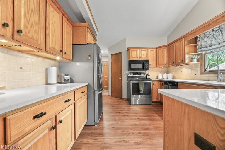 392 Maplewood Drive, Alliance, OH - Photo 3