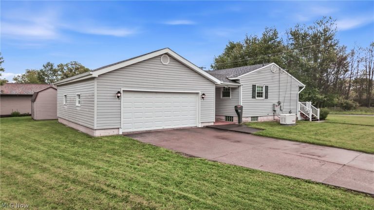 1190 Doris Drive, Hubbard, OH - Photo 3