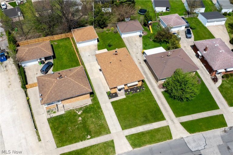 12305 Eastwood Boulevard, Garfield Heights, OH - Photo 3