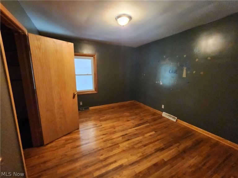 429 Comstock Street, Warren, OH - Photo 8