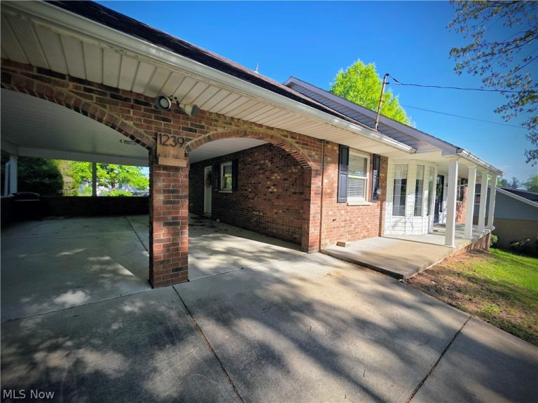 1239 Lakewood Circle, Washington, WV - Photo 2