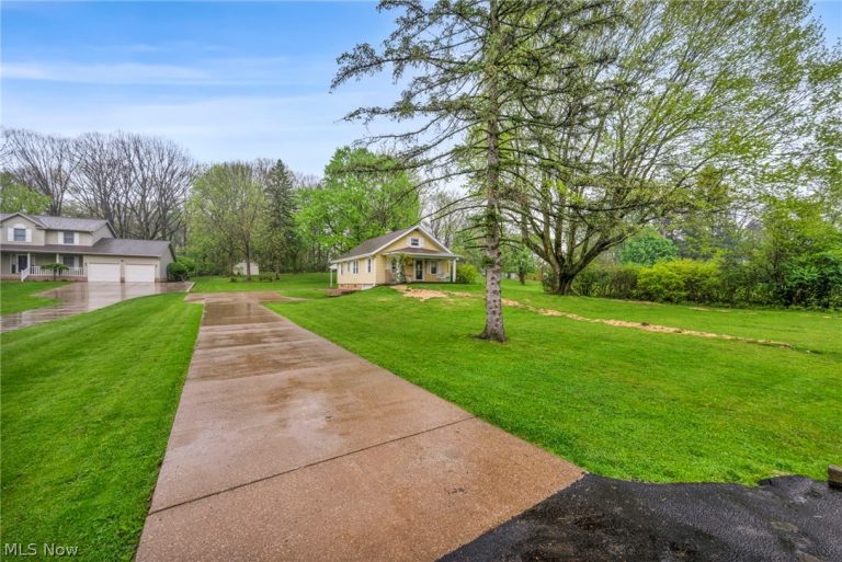 6854 Hillway Avenue, North Canton, OH - Photo 2