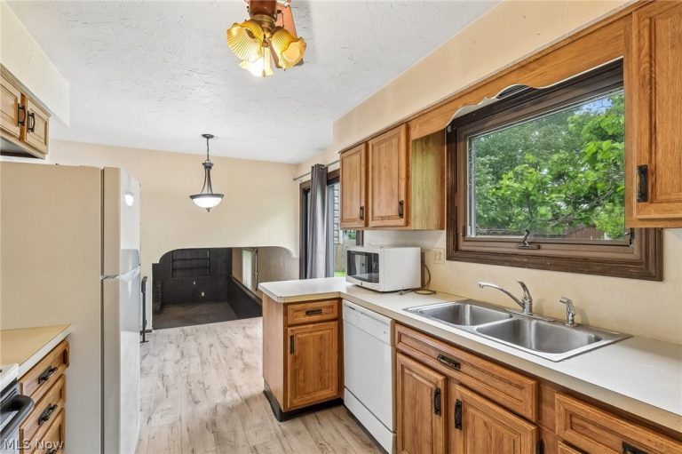 4100 Ivanhoe Drive, Lorain, OH - Photo 3