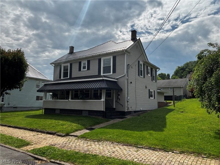 238 Indiana Avenue, Chester, WV - Photo 5