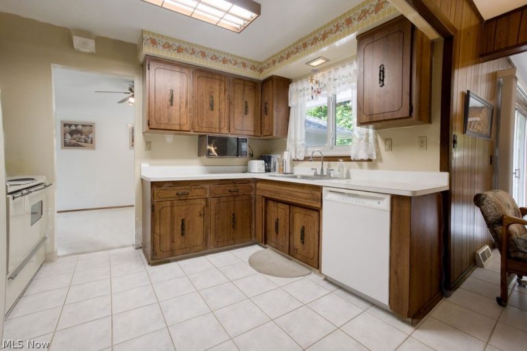 492 Jeannette Drive, Richmond Heights, OH - Photo 3