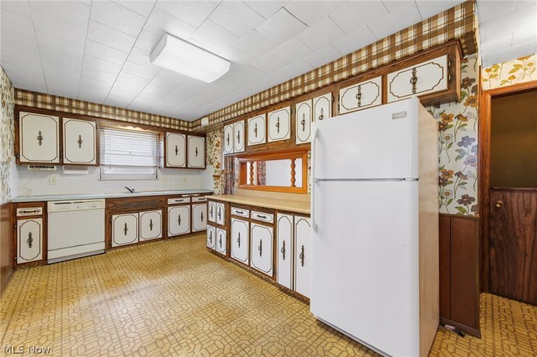8230 Reed Avenue, Garfield Heights, OH - Photo 3