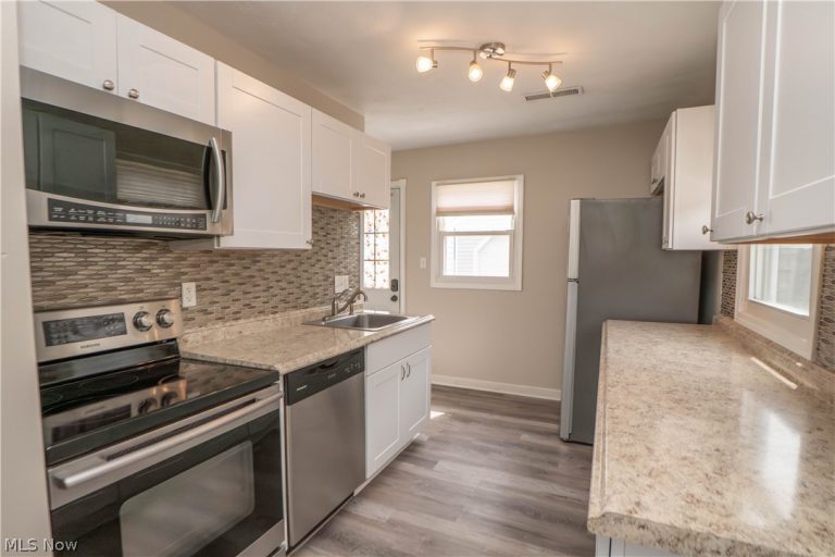 1060 Orchard Avenue, North Canton, OH - Photo 6