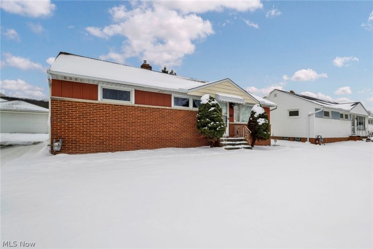 3323 Dellwood Drive, Parma, OH - Photo 2