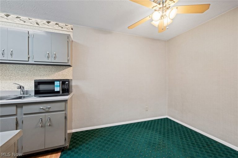 16395 Heather Lane, Middleburg Heights, OH - Photo 8
