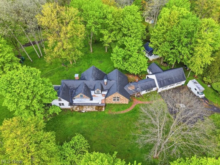 7151 Cabot Lane, Chagrin Falls, OH - Photo 2