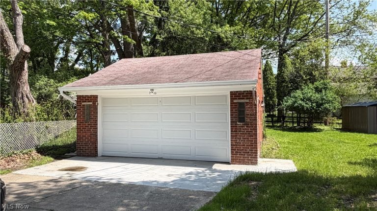 24420 Glenbrook Boulevard, Euclid, OH - Photo 3