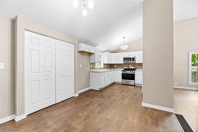 244 Keenan Avenue, Cuyahoga Falls, OH - Photo 8