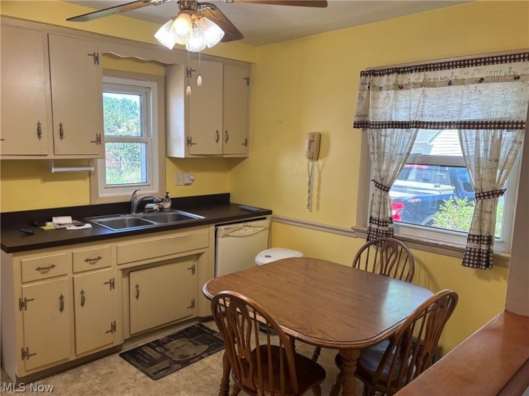 1661 Empire Road, Wickliffe, OH - Photo 4