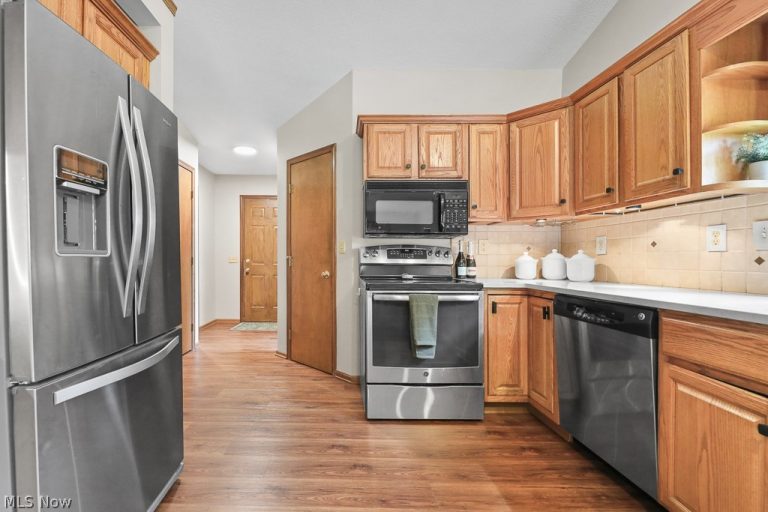 392 Maplewood Drive, Alliance, OH - Photo 4