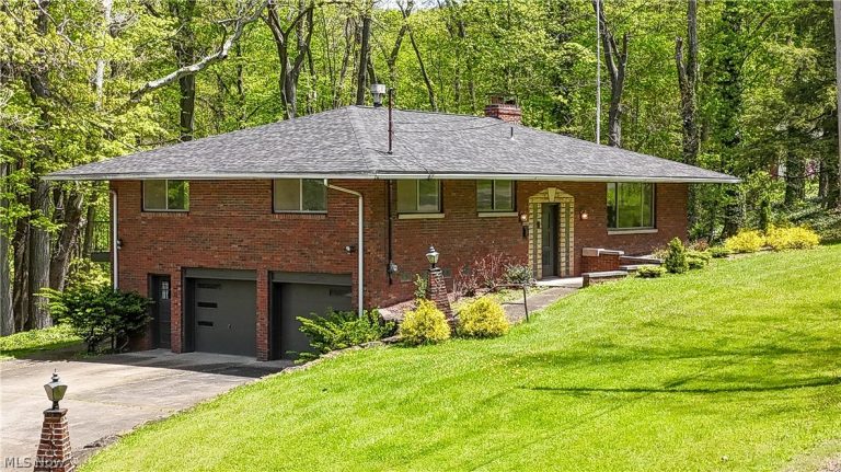 1050 Park Circle, Girard, OH - Photo 2
