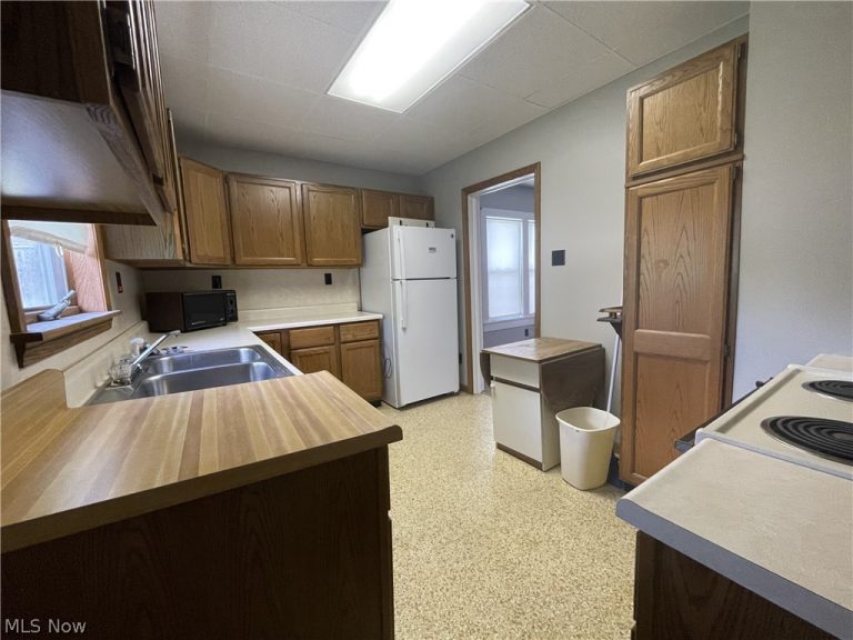304 Dewey Avenue, Cambridge, OH - Photo 8