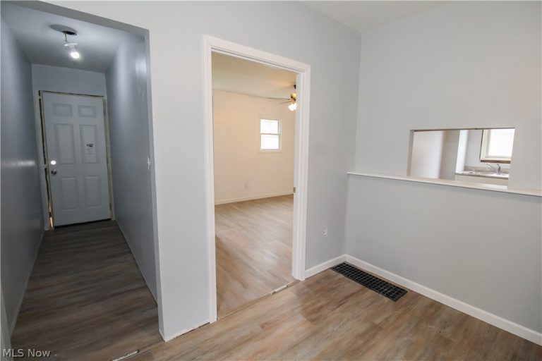 152 Garvin Avenue, Elyria, OH - Photo 5