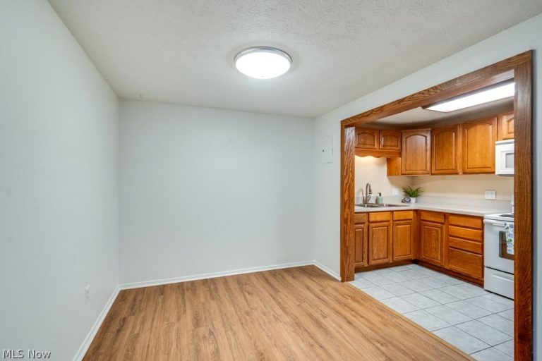 216 Moore Road #4M, Avon Lake, OH - Photo 6