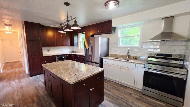 36 Suzanne Street, Little Hocking, OH - Photo 2