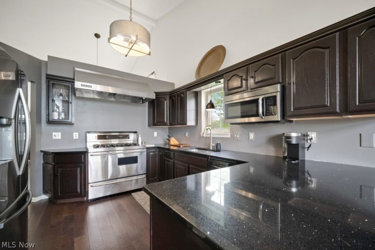 300 Eagleton Court, Macedonia, OH - Photo 4