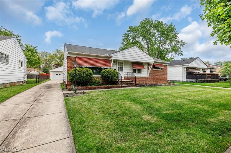 6833 Maplewood Road, Parma Heights, OH - Photo 2