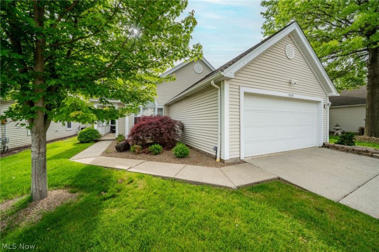 19374 Lauren Way, Strongsville, OH - Photo 2