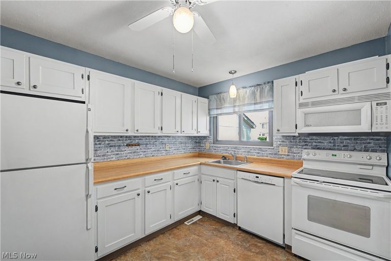 5556 Hilltop Oval, Parma, OH - Photo 8