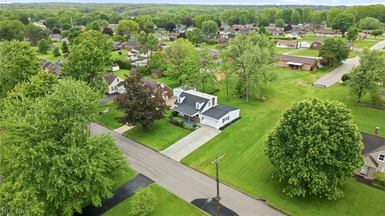 2413 Manor Avenue, Youngstown, OH - Photo 4