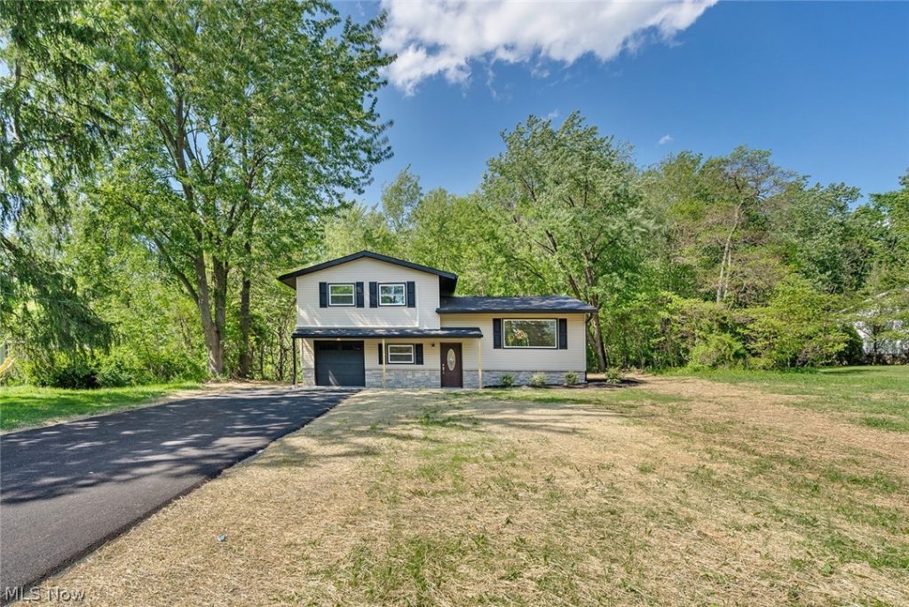 6967 Tamarack Drive, Hubbard, OH