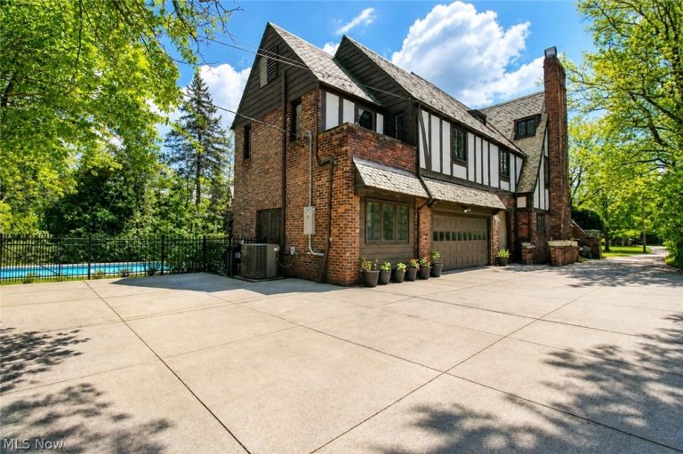 19001 Shelburne Road, Shaker Heights, OH - Photo 2