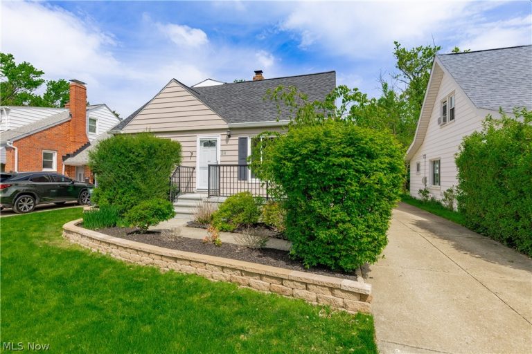 1241 Sunset Road, Mayfield Heights, OH - Photo 2