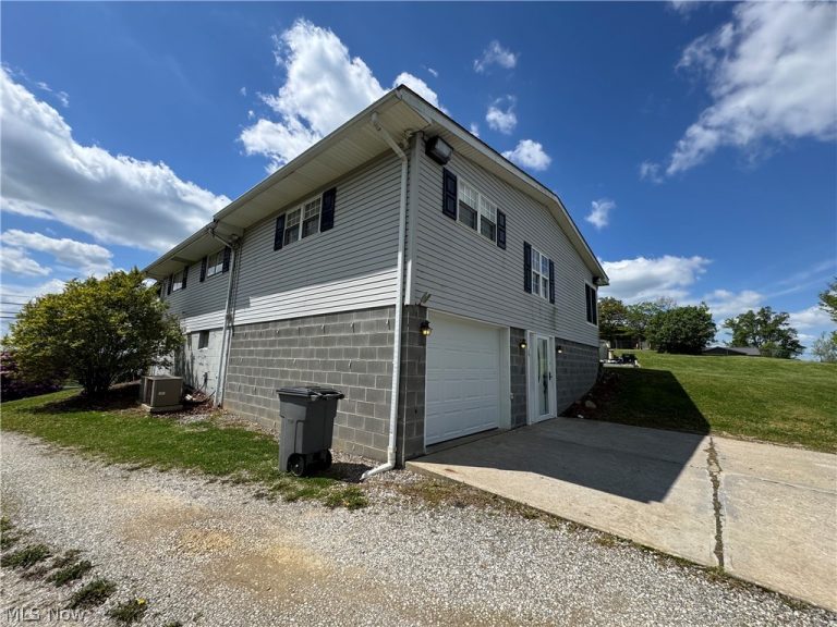 54837 High Ridge Road, Bellaire, OH - Photo 2