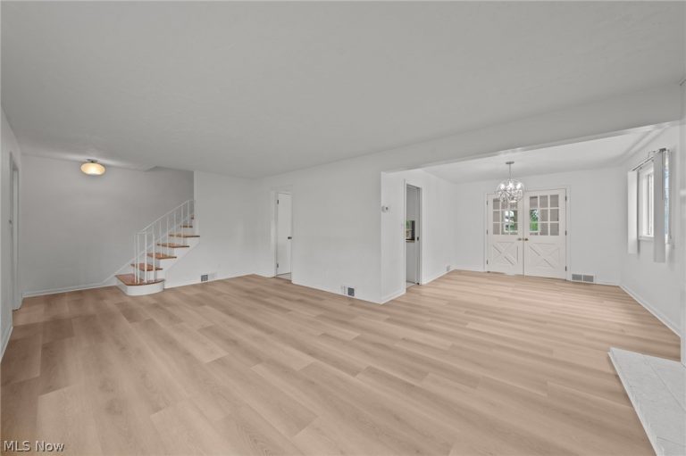21204 Halworth Road, Beachwood, OH - Photo 8