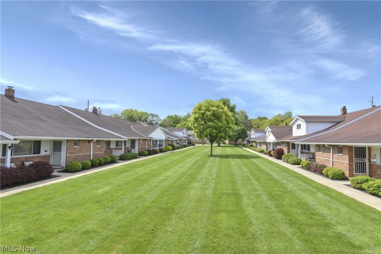 25345 Country Club Boulevard #11, North Olmsted, OH - Photo 4