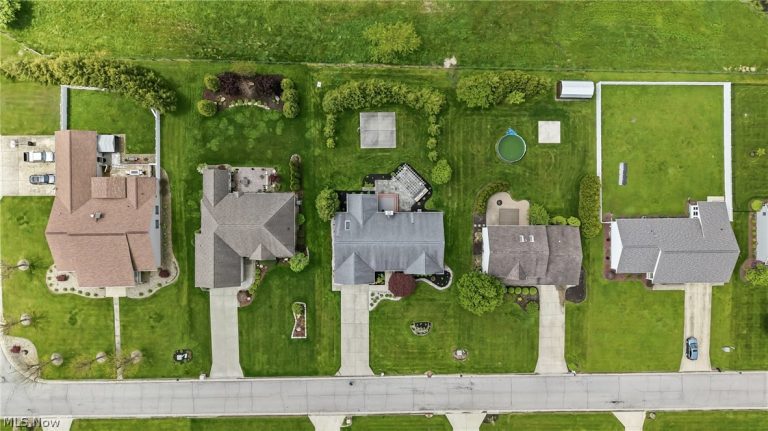 100 Forest Hill Drive, Hubbard, OH - Photo 8