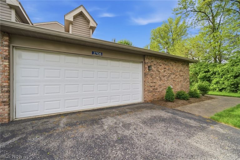2708 Shakespeare Lane #2708, Avon, OH - Photo 2