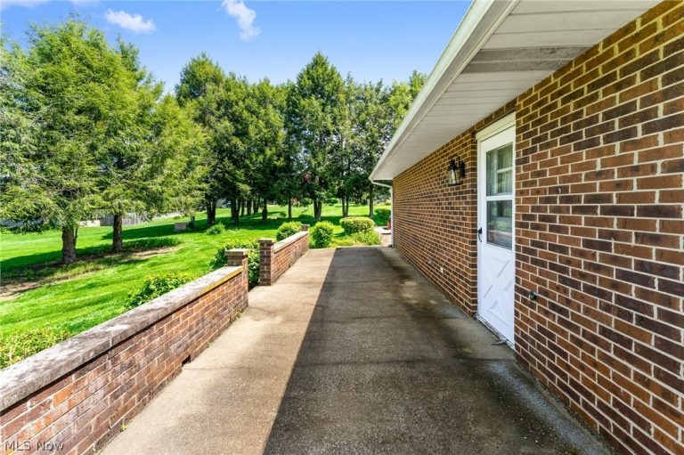 49325 Park Circle, East Liverpool, OH - Photo 2