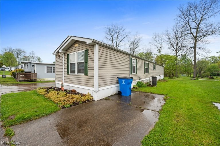 6 Laverne Lane, Chardon, OH - Photo 3