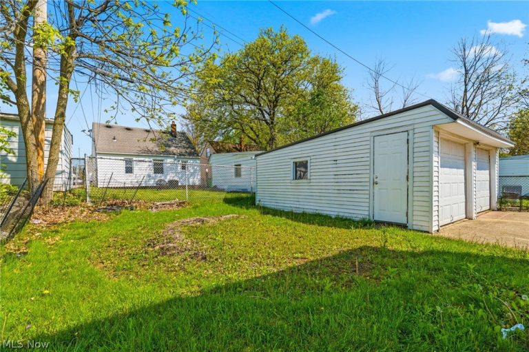 12023 Maple Leaf Drive, Garfield Heights, OH - Photo 5