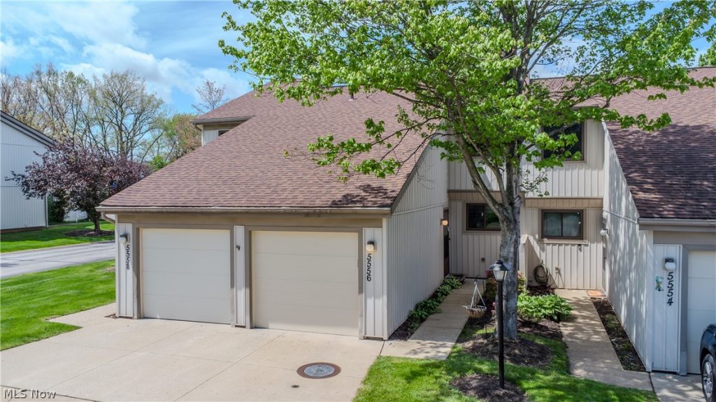 5556 Hilltop Oval, Parma, OH