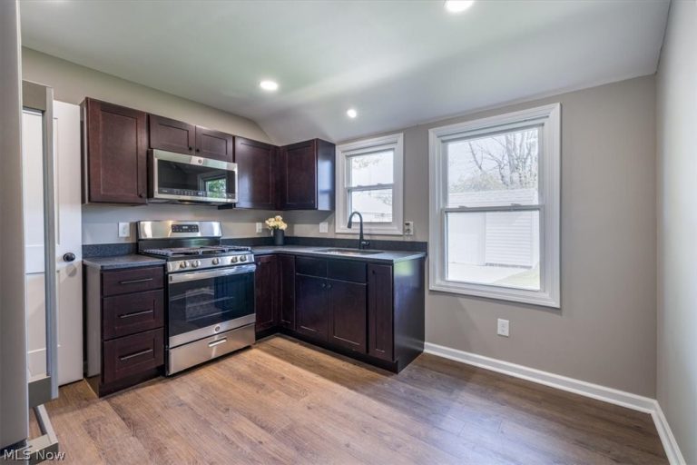 12329 Darlington Avenue, Garfield Heights, OH - Photo 8