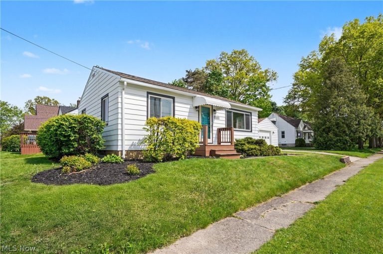 2697 8th Street, Cuyahoga Falls, OH - Photo 2