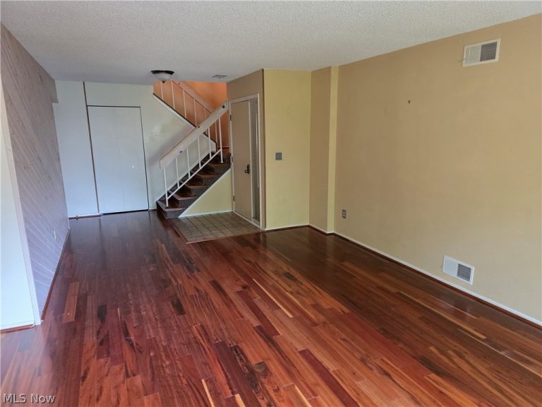 879 Hampton Ridge Drive, Akron, OH - Photo 4